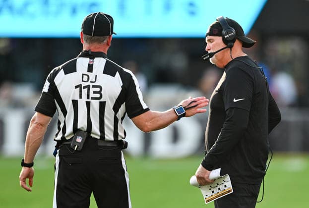 Washington Commanders head coach Dan Quinn talks to down judge Danny Short (113) during the first quarter of a preseason game at M&T Bank Stadium in Baltimore, Maryland, on Friday, August 28, 2026.  BAL20260828134 DAVIDxTULIS