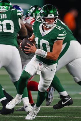 EAST RUTHERFORD, NJ - AUGUST 28: Cade Klubnik 10 of the New York Jets rolls out during the NFL, American Football Herren, USA Pre-season game against the New York Giants on August 28, 2026 at MetLife Stadium in East Rutherford, New Jersey. (Photo by Rich Graessle Icon Sportswire) NFL: AUG 28 Giants at Jets EDITORIAL USE ONLY Icon26082831191