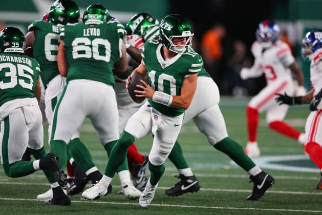 EAST RUTHERFORD, NJ - AUGUST 28: Cade Klubnik 10 of the New York Jets rolls out during the NFL, American Football Herren, USA Pre-season game against the New York Giants on August 28, 2026 at MetLife Stadium in East Rutherford, New Jersey. (Photo by Rich Graessle Icon Sportswire) NFL: AUG 28 Giants at Jets EDITORIAL USE ONLY Icon26082831192