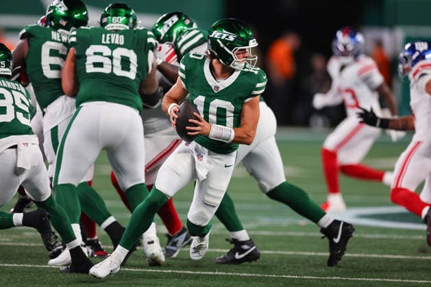 EAST RUTHERFORD, NJ - AUGUST 28: Cade Klubnik 10 of the New York Jets rolls out during the NFL, American Football Herren, USA Pre-season game against the New York Giants on August 28, 2026 at MetLife Stadium in East Rutherford, New Jersey. (Photo by Rich Graessle Icon Sportswire) NFL: AUG 28 Giants at Jets EDITORIAL USE ONLY Icon26082831193