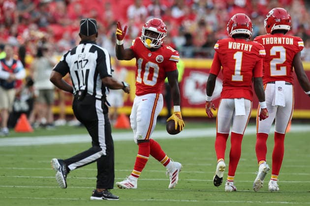 KANSAS CITY, MO - AUGUST 28: Emmett Johnson 10 of the Kansas City Chiefs signals first down after a run in the first quarter of an NFL, American Football Herren, USA preseason game between the Seattle Seahawks and Kansas City Chiefs on Aug 28, 2026 at Arrowhead Stadium in Kansas City, MO. (Photo by Scott Winters Icon Sportswire) NFL: AUG 28 Seahawks at Chiefs EDITORIAL USE ONLY Icon2608280813