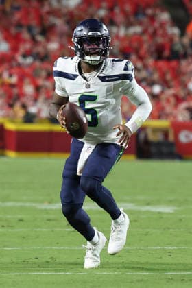 KANSAS CITY, MO - AUGUST 28: Jalen Milroe 6 of the Seattle Seahawks looks to pass in the third quarter of an NFL, American Football Herren, USA preseason game between the Seattle Seahawks and Kansas City Chiefs on Aug 28, 2026 at Arrowhead Stadium in Kansas City, MO. (Photo by Scott Winters Icon Sportswire) NFL: AUG 28 Seahawks at Chiefs EDITORIAL USE ONLY Icon2608281432