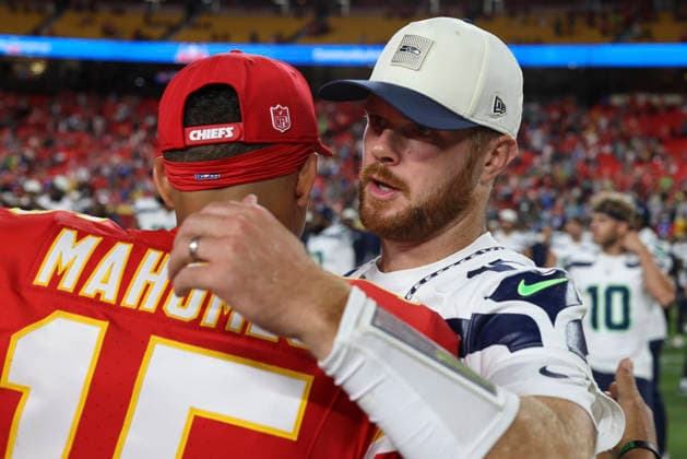 KANSAS CITY, MO - AUGUST 28: Patrick Mahomes 15 of the Kansas City Chiefs and Sam Darnold 14 of the Seattle Seahawks hug on the field after an NFL, American Football Herren, USA preseason game between the Seattle Seahawks and Kansas City Chiefs on Aug 28, 2026 at Arrowhead Stadium in Kansas City, MO. (Photo by Scott Winters Icon Sportswire) NFL: AUG 28 Seahawks at Chiefs EDITORIAL USE ONLY Icon2608281555