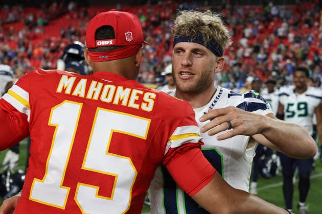 KANSAS CITY, MO - AUGUST 28: Patrick Mahomes 15 of the Kansas City Chiefs and Cooper Kupp 10 of the Seattle Seahawks hug on the field after an NFL, American Football Herren, USA preseason game between the Seattle Seahawks and Kansas City Chiefs on Aug 28, 2026 at Arrowhead Stadium in Kansas City, MO. (Photo by Scott Winters Icon Sportswire) NFL: AUG 28 Seahawks at Chiefs EDITORIAL USE ONLY Icon2608281567