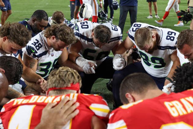 KANSAS CITY, MO - AUGUST 28: Players huddle and hold hands as they prayer after an NFL, American Football Herren, USA preseason game between the Seattle Seahawks and Kansas City Chiefs on Aug 28, 2026 at Arrowhead Stadium in Kansas City, MO. (Photo by Scott Winters Icon Sportswire) NFL: AUG 28 Seahawks at Chiefs EDITORIAL USE ONLY Icon2608281588