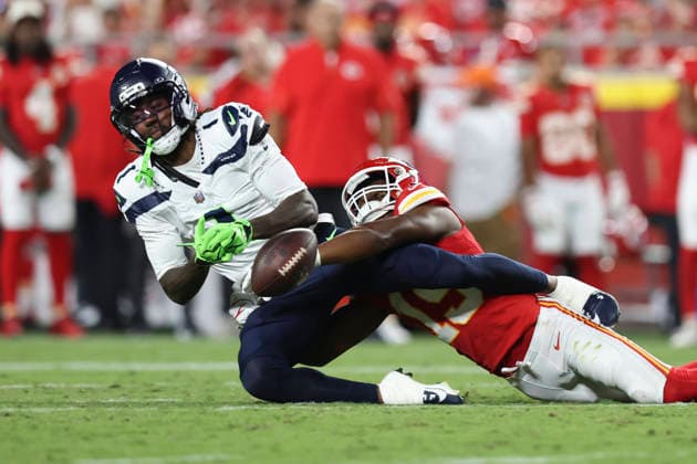 KANSAS CITY, MO - AUGUST 28: Julian Hicks 1 of the Seattle Seahawks can™t come up with a reception in the third quarter of an NFL, American Football Herren, USA preseason game between the Seattle Seahawks and Kansas City Chiefs on Aug 28, 2026 at Arrowhead Stadium in Kansas City, MO. (Photo by Scott Winters Icon Sportswire) NFL: AUG 28 Seahawks at Chiefs EDITORIAL USE ONLY Icon2608281673