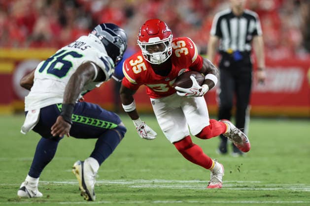 KANSAS CITY, MO - AUGUST 28: EJ Smith 35 of the Kansas City Chiefs runs with the ball in the fourth quarter of an NFL, American Football Herren, USA preseason game between the Seattle Seahawks and Kansas City Chiefs on Aug 28, 2026 at Arrowhead Stadium in Kansas City, MO. (Photo by Scott Winters Icon Sportswire) NFL: AUG 28 Seahawks at Chiefs EDITORIAL USE ONLY Icon2608281694