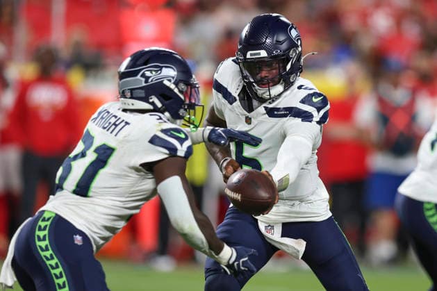 KANSAS CITY, MO - AUGUST 28: Jalen Milroe 6 of the Seattle Seahawks hands off to Jacardia Wright 31 in the fourth quarter of an NFL, American Football Herren, USA preseason game between the Seattle Seahawks and Kansas City Chiefs on Aug 28, 2026 at Arrowhead Stadium in Kansas City, MO. (Photo by Scott Winters Icon Sportswire) NFL: AUG 28 Seahawks at Chiefs EDITORIAL USE ONLY Icon2608281725