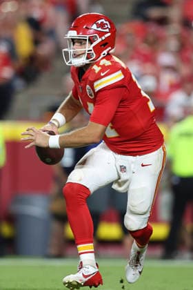 KANSAS CITY, MO - AUGUST 28: Garrett Nussmeier 14 of the Kansas City Chiefs scrambles in the fourth quarter of an NFL, American Football Herren, USA preseason game between the Seattle Seahawks and Kansas City Chiefs on Aug 28, 2026 at Arrowhead Stadium in Kansas City, MO. (Photo by Scott Winters Icon Sportswire) NFL: AUG 28 Seahawks at Chiefs EDITORIAL USE ONLY Icon2608281730