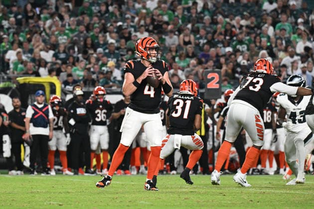 PHILADELPHIA, PA - AUGUST 28: Cincinnati Bengals quarterback Sean Clifford 4 looks to throw during the pre season game between the Philadelphia Eagles and the Cincinnati Bengals on August 28th, 2026 at Lincoln Financial Field in Philadelphia, PA. (Photo by Terence Lewis Icon Sportswire) NFL, American Football Herren, USA AUG 28 Bengals at Eagles EDITORIAL USE ONLY Icon260828009