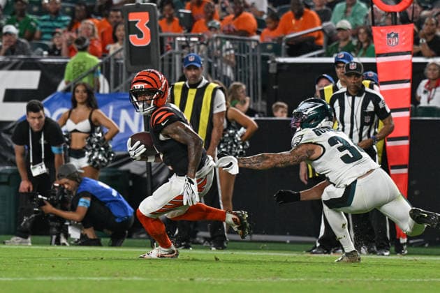 PHILADELPHIA, PA - AUGUST 28: Cincinnati Bengals wide receiver Ke shawn Williams 12 catches the ball for a touchdown during the pre season game between the Philadelphia Eagles and the Cincinnati Bengals on August 28th, 2026 at Lincoln Financial Field in Philadelphia, PA. (Photo by Terence Lewis Icon Sportswire) NFL, American Football Herren, USA AUG 28 Bengals at Eagles EDITORIAL USE ONLY Icon260828010