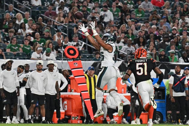 PHILADELPHIA, PA - AUGUST 28: Philadelphia Eagles tight end Cameron Latu 36 drops the ball during the pre season game between the Philadelphia Eagles and the Cincinnati Bengals on August 28th, 2026 at Lincoln Financial Field in Philadelphia, PA. (Photo by Terence Lewis Icon Sportswire) NFL, American Football Herren, USA AUG 28 Bengals at Eagles EDITORIAL USE ONLY Icon260828012