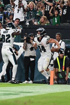 PHILADELPHIA, PA - AUGUST 28: Philadelphia Eagles running back Carson Steele 34 reacts to scoring a touchdown during the pre season game between the Philadelphia Eagles and the Cincinnati Bengals on August 28th, 2026 at Lincoln Financial Field in Philadelphia, PA. (Photo by Terence Lewis Icon Sportswire) NFL, American Football Herren, USA AUG 28 Bengals at Eagles EDITORIAL USE ONLY Icon260828015
