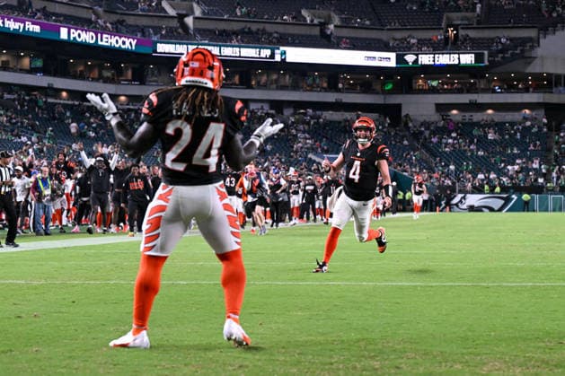 PHILADELPHIA, PA - AUGUST 28: Cincinnati Bengals quarterback Sean Clifford 4 reacts to the touchdown scored by Cincinnati Bengals running back Jamal Haynes 24 during the pre season game between the Philadelphia Eagles and the Cincinnati Bengals on August 28th, 2026 at Lincoln Financial Field in Philadelphia, PA. (Photo by Terence Lewis Icon Sportswire) NFL, American Football Herren, USA AUG 28 Bengals at Eagles EDITORIAL USE ONLY Icon260828024
