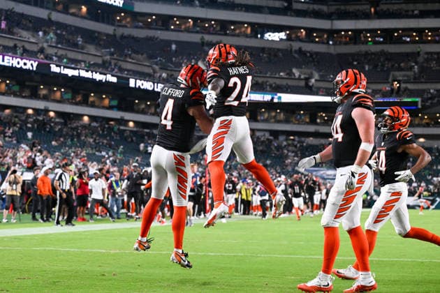 PHILADELPHIA, PA - AUGUST 28: Cincinnati Bengals running back Jamal Haynes 24 and Cincinnati Bengals quarterback Sean Clifford 4 celebrate during the pre season game between the Philadelphia Eagles and the Cincinnati Bengals on August 28th, 2026 at Lincoln Financial Field in Philadelphia, PA. (Photo by Terence Lewis Icon Sportswire) NFL, American Football Herren, USA AUG 28 Bengals at Eagles EDITORIAL USE ONLY Icon260828025