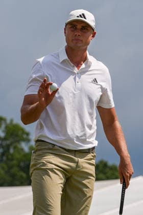 August 28, 2026, Atlanta, Georgia, USA: Ludvig Aberg (SWE) acknowledges the gallery after putting the 5th green during the second round of the 2026 TOUR Championship at East Lake Golf Club. PGA, Golf Herren 2026: TOUR Championship - Round 2  - ZUMAw109 20260828_fap_w109_030 Copyright: xDebbyxWongx