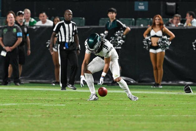 PHILADELPHIA, PA - AUGUST 28: Philadelphia Eagles wide receiver Makai Lemon 9 fumbles a punt during the pre season game between the Philadelphia Eagles and the Cincinnati Bengals on August 28th, 2026 at Lincoln Financial Field in Philadelphia, PA. (Photo by Terence Lewis Icon Sportswire) NFL, American Football Herren, USA AUG 28 Bengals at Eagles EDITORIAL USE ONLY Icon260828031