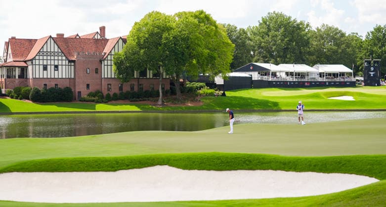 August 28, 2026, Atlanta, Georgia, USA: Viktor Hovland (NOR)(L) and his caddie, Shay Knight line up a putt on the 8th green during the second round of the 2026 TOUR Championship at East Lake Golf Club. PGA, Golf Herren 2026: TOUR Championship - Round 2  - ZUMAw109 20260828_fap_w109_041 Copyright: xDebbyxWongx