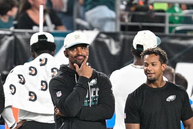PHILADELPHIA, PA - AUGUST 28: Philadelphia Eagles quarterback Jalen Hurts 1 looks on during the pre season game between the Philadelphia Eagles and the Cincinnati Bengals on August 28th, 2026 at Lincoln Financial Field in Philadelphia, PA. (Photo by Terence Lewis Icon Sportswire) NFL, American Football Herren, USA AUG 28 Bengals at Eagles EDITORIAL USE ONLY Icon260828039