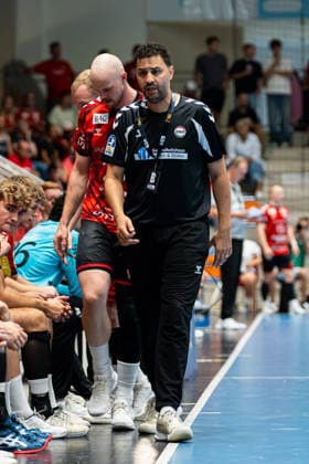 Hamm, Germany, August 28, 2026, 2nd HBL 2026–2027, Match 1: ASV Hamm Westfalen vs. VfL Eintracht Hagen. Pictured: Coach Jamal Naji of ASV, looking pensive on the field at the WESTPRESS Arena in North Rhine-Westphalia. Copyright: xFotostandx xKruczynskix