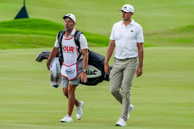 August 28, 2026, Atlanta, Georgia, USA: Ludvig Aberg (SWE) and his caddie approach the 18th green during the second round of the 2026 TOUR Championship at East Lake Golf Club. PGA, Golf Herren 2026: TOUR Championship - Round 2  - ZUMAw109 20260828_fap_w109_060 Copyright: xDebbyxWongx