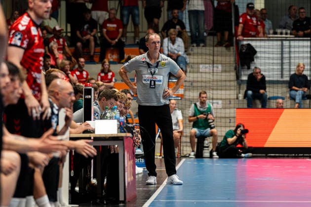 Hamm, Germany, August 28, 2026, 2nd HBL 2026–2027, Match 1: ASV Hamm Westfalen vs. VfL Eintracht Hagen. Pictured: Coach Pavel Prokopec of Hagen looking pensive on the field at the WESTPRESS Arena in North Rhine-Westphalia. Copyright: xFotostandx xKruczynskix