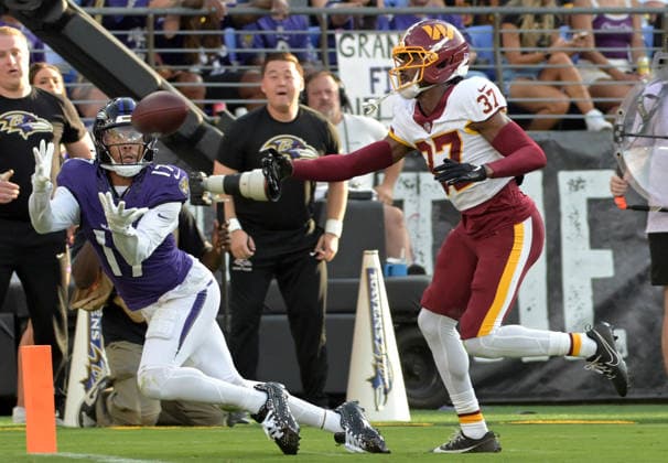 BALTIMORE, MD - AUGUST 28:Baltimore Ravens wide receiver Chris Moore (17) makes a catch against Washington Commanders cornerback Car lin Vigers (37) during the preseason NFL, American Football Herren, USA game between the Washington Commanders and the Baltimore Ravens on August 28, 2026, at M&T Bank Stadium in Baltimore, MD. (Photo by Mark Goldman Icon Sportswire) NFL: AUG 28 Commanders at Ravens EDITORIAL USE ONLY Icon74926082806