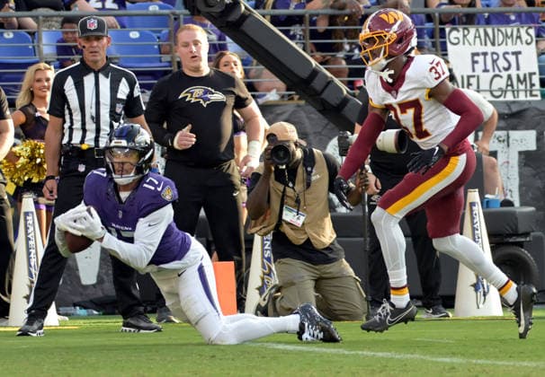 BALTIMORE, MD - AUGUST 28:Baltimore Ravens wide receiver Chris Moore (17) makes a catch against Washington Commanders cornerback Car lin Vigers (37) during the preseason NFL, American Football Herren, USA game between the Washington Commanders and the Baltimore Ravens on August 28, 2026, at M&T Bank Stadium in Baltimore, MD. (Photo by Mark Goldman Icon Sportswire) NFL: AUG 28 Commanders at Ravens EDITORIAL USE ONLY Icon74926082807