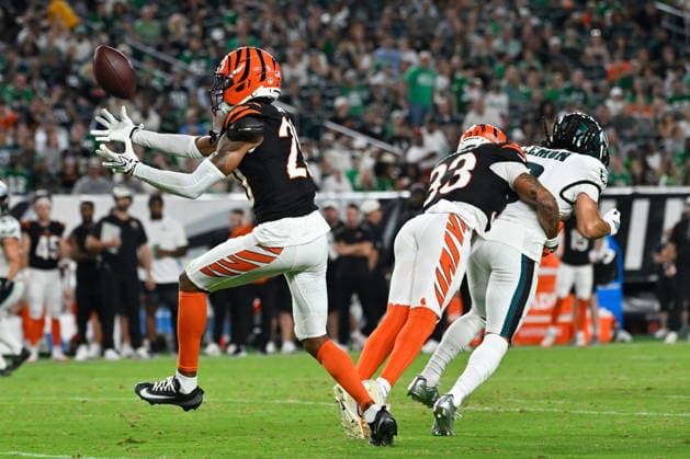 NFL, American Football Herren, USA 2026: Bengals Vs Eagles AUG 28 Aug 28, 2026; Philadelphia, Pennsylvania, USA; Cincinnati Bengals cornerback Tacario Davis (20) intercepts a pass to Philadelphia Eagles wide receiver Makai Lemon (9) during the first half at Lincoln Financial Field. Mandatory Credit: Eric Canha-Cal Media (Credit Image: Â Eric Canha Cal Sport Media) Philadelphia Pennsylvania USA EDITORIAL USE ONLY Copyright: xx ZUMA-20260828_zma_c04_039.jpg EricxCanhax csmphotothree515142