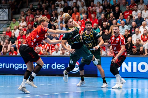Hamm, Germany, August 28, 2026, 2nd Division (HBL) 2026–2027, Match 1: ASV Hamm Westfalen vs. VfL Eintracht Hagen. Pictured, from left, in a tackle: Johann Voeing (ASV) and Luca Richter (Hagen). WESTPRESS Arena, North Rhine-Westphalia Copyright: xFotostandx xKruczynskix
