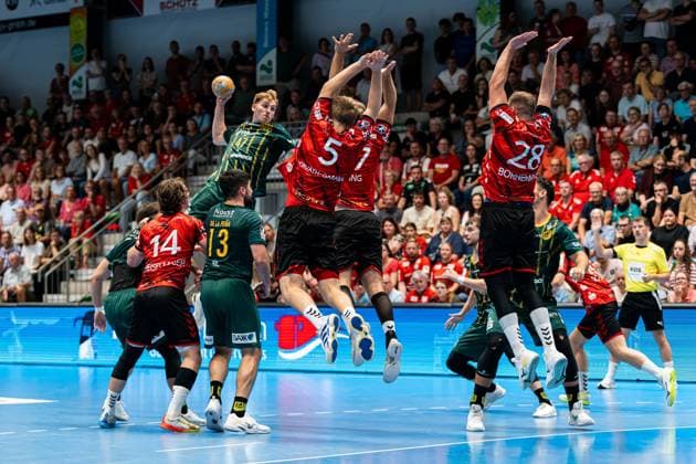 Hamm, Germany, August 28, 2026, 2nd HBL 2026–2027, Match 1: ASV Hamm Westfalen vs. VfL Eintracht Hagen. Pictured from left to right in a one-on-one battle: Vincent Kreiselmaier (ASV), Juan de la Pena (Hagen), Dustin Kraus (Hagen), Ã u0081dam Horvath Garaba (ASV), Adam Horvath Garaba (ASV), Johann Voeing (ASV), and Andreas Bornemann (ASV) at the WESTPRESS Arena in North Rhine-Westphalia Copyright: xFotostandx xKruczynskix