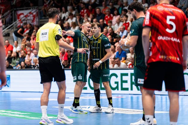 Hamm, Germany, August 28, 2026 – 2nd HBL 2026–2027, Matchday 1: ASV Hamm Westfalen vs. VfL Eintracht Hagen. Pictured, from left: Jan von Boenigk (Hagen) and Lars Genz (Hagen) gesturing on the field at the WESTPRESS Arena in North Rhine-Westphalia. Copyright: xFotostandx xKruczynskix