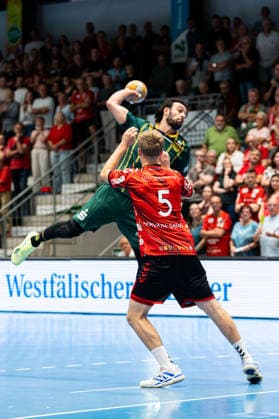Hamm, Germany, August 28, 2026, 2nd HBL 2026–2027, Match 1: ASV Hamm Westfalen vs. VfL Eintracht Hagen. Pictured from left, in a one-on-one battle: Pouya Norouzinezhad (Hagen) and Ã u0081dam Horvath Garaba (ASV) and Adam Horvath Garaba (ASV) at the WESTPRESS Arena, North Rhine-Westphalia Copyright: xFotostandx xKruczynskix