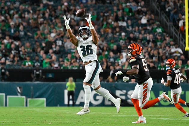 Aug 28, 2026; Philadelphia, Pennsylvania, USA; Philadelphia Eagles tight end Cameron Latu (36) fails to catch the ball as Cincinnati Bengals defensive end Isaiah Foskey (51) closes in during the second half at Lincoln Financial Field. Mandatory Credit: -Cal Media NFL, American Football Herren, USA 2026: Bengals Vs Eagles AUG 28  - ZUMAc04_ 20260828_zma_c04_037 Copyright: xEricxCanhax