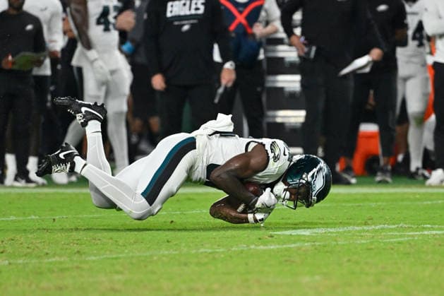 Aug 28, 2026; Philadelphia, Pennsylvania, USA; Philadelphia Eagles cornerback Jonathan Jones (32) makes a diving catch during the second half against the Cincinnati Bengals at Lincoln Financial Field. Mandatory Credit: -Cal Media NFL, American Football Herren, USA 2026: Bengals Vs Eagles AUG 28  - ZUMAc04_ 20260828_zma_c04_042 Copyright: xEricxCanhax