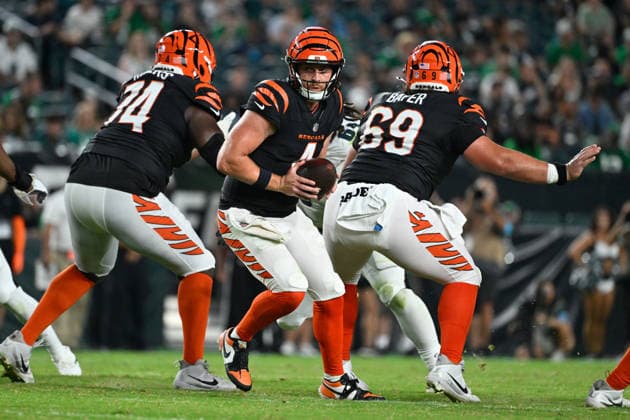NFL, American Football Herren, USA 2026: Bengals Vs Eagles AUG 28 Aug 28, 2026; Philadelphia, Pennsylvania, USA; Cincinnati Bengals quarterback Sean Clifford (4) looks to handoff the ball during the second half against the Philadelphia Eagles at Lincoln Financial Field. Mandatory Credit: Eric Canha-Cal Media (Credit Image: Â Eric Canha Cal Sport Media) Philadelphia Pennsylvania USA EDITORIAL USE ONLY Copyright: xx ZUMA-20260828_zma_c04_043.jpg EricxCanhax csmphotothree515177