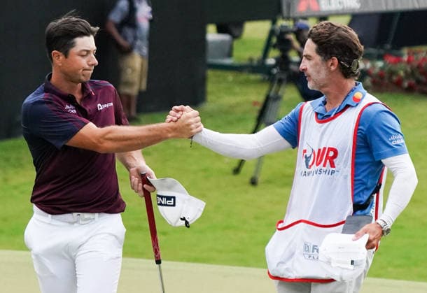 August 28, 2026, Atlanta, Georgia, USA: Viktor Hovland (NOR) (L) and his caddie Shay Knight shake hands on the 18th green after the second round of the 2026 TOUR Championship at East Lake Golf Club. PGA, Golf Herren 2026: TOUR Championship - Round 2  - ZUMAw109 20260828_fap_w109_072 Copyright: xDebbyxWongx