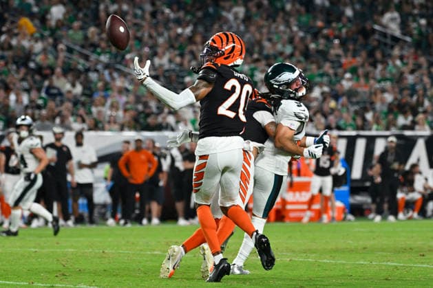 NFL, American Football Herren, USA 2026: Bengals Vs Eagles AUG 28 Aug 28, 2026; Philadelphia, Pennsylvania, USA; Cincinnati Bengals cornerback Tacario Davis (20) intercepts a pass to Philadelphia Eagles wide receiver Makai Lemon (9) during the first half at Lincoln Financial Field. Mandatory Credit: Eric Canha-Cal Media (Credit Image: Â Eric Canha Cal Sport Media) Philadelphia Pennsylvania USA EDITORIAL USE ONLY Copyright: xx ZUMA-20260828_zma_c04_067.jpg EricxCanhax csmphotothree515153