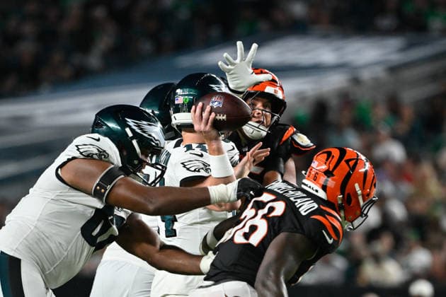 NFL, American Football Herren, USA 2026: Bengals Vs Eagles AUG 28 Aug 28, 2026; Philadelphia, Pennsylvania, USA; Cincinnati Bengals offensive tackle Orlando Brown Jr. (75) defends a pass by Philadelphia Eagles quarterback Andy Dalton (14) during the second half at Lincoln Financial Field. Mandatory Credit: Eric Canha-Cal Media (Credit Image: Â Eric Canha Cal Sport Media) Philadelphia Pennsylvania USA EDITORIAL USE ONLY Copyright: xx ZUMA-20260828_zma_c04_061.jpg EricxCanhax csmphotothree515159