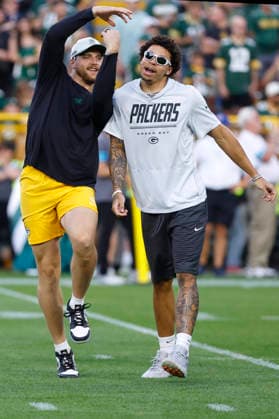 GREEN BAY, WI - AUGUST 28: Green Bay Packers tight end Tucker Kraft (85) celebrates with Green Bay Packers wide receiver Christian Watson (9) prior to a preseason game between the Green Bay Packers and the Arizona Cardinals on August 28, 2026 at Lambeau Field, in Green Bay, WI. (Photo by Larry Radloff Icon Sportswire) NFL, American Football Herren, USA AUG 28 Cardinals at Packers EDITORIAL USE ONLY Icon202608280393