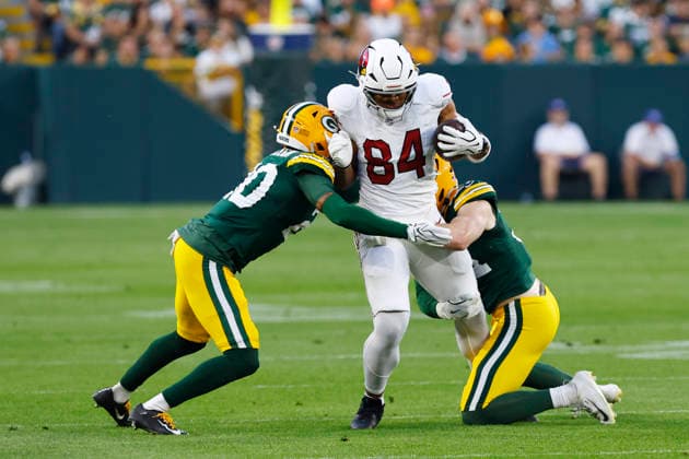 GREEN BAY, WI - AUGUST 28: Arizona Cardinals tight end Elijah Higgins (84) breaks through two defenders during a preseason game between the Green Bay Packers and the Arizona Cardinals on August 28, 2026 at Lambeau Field, in Green Bay, WI. (Photo by Larry Radloff Icon Sportswire) NFL, American Football Herren, USA AUG 28 Cardinals at Packers EDITORIAL USE ONLY Icon202608280829