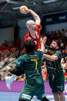 Hamm, Germany, August 28, 2026, 2nd HBL 2026–2027, Match 1: ASV Hamm Westfalen vs. VfL Eintracht Hagen. Pictured from left, in a one-on-one battle: Pouya Norouzinezhad (Hagen), Lucas Firnhaber (ASV) and Juan de la Pena (Hagen) at the WESTPRESS Arena in North Rhine-Westphalia Copyright: xFotostandx xKruczynskix