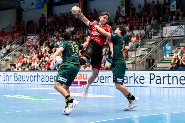 Hamm, Germany, August 28, 2026, 2nd Division (HBL) 2026–2027, Match 1: ASV Hamm Westfalen vs. VfL Eintracht Hagen. Pictured, from left, in a one-on-one duel: Juan de la Pena (Hagen) and Pawel Krawczyk (ASV), Philip Jungemann (Hagen) at the WESTPRESS Arena in North Rhine-Westphalia Copyright: xFotostandx xKruczynskix
