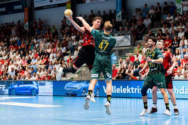 Hamm, Germany, August 28, 2026, 2nd Division, 2026–2027 Season, Match 1: ASV Hamm Westfalen vs. VfL Eintracht Hagen. Pictured, from left, in a tackle: Pawel Krawczyk (ASV) and Dustin Kraus (Hagen). WESTPRESS Arena, North Rhine-Westphalia Copyright: xFotostandx xKruczynskix