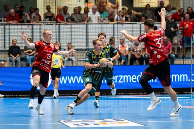 Hamm, Germany, August 28, 2026, 2nd HBL 2026–2027, Match 1: ASV Hamm Westfalen vs. VfL Eintracht Hagen. Pictured, from left, in a duel: Ole Machner (ASV), Frederik Puls (Hagen) and Pawel Krawczyk (ASV) at the WESTPRESS Arena in North Rhine-Westphalia Copyright: xFotostandx xKruczynskix
