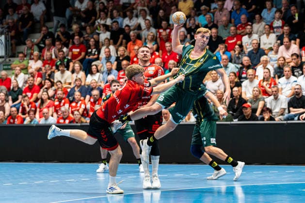 Hamm, Germany, August 28, 2026, 2nd HBL 2026–2027, Match 1: ASV Hamm Westfalen vs. VfL Eintracht Hagen. Pictured, from left, in a one-on-one battle: Ã u0081Adam Horvath Garaba (ASV) and Dustin Kraus (Hagen) at the WESTPRESS Arena in North Rhine-Westphalia Copyright: xFotostandx xKruczynskix