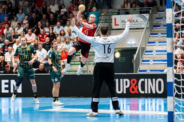 Hamm, Germany, August 28, 2026, 2nd HBL 2026–2027, Match 1: ASV Hamm Westfalen vs. VfL Eintracht Hagen. Pictured, from left, in a tackle: Ole Machner (ASV) and goalkeeper Pascal Bochmann (Hagen). WESTPRESS Arena, North Rhine-Westphalia Copyright: xFotostandx xKruczynskix