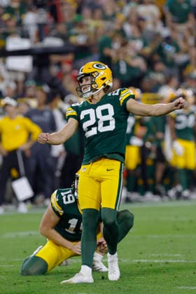 GREEN BAY, WI - AUGUST 28: Green Bay Packers kicker Trey Smack (28) kicks a field goal during a preseason game between the Green Bay Packers and the Arizona Cardinals on August 28, 2026 at Lambeau Field, in Green Bay, WI. (Photo by Larry Radloff Icon Sportswire) NFL, American Football Herren, USA AUG 28 Cardinals at Packers EDITORIAL USE ONLY Icon202608283179