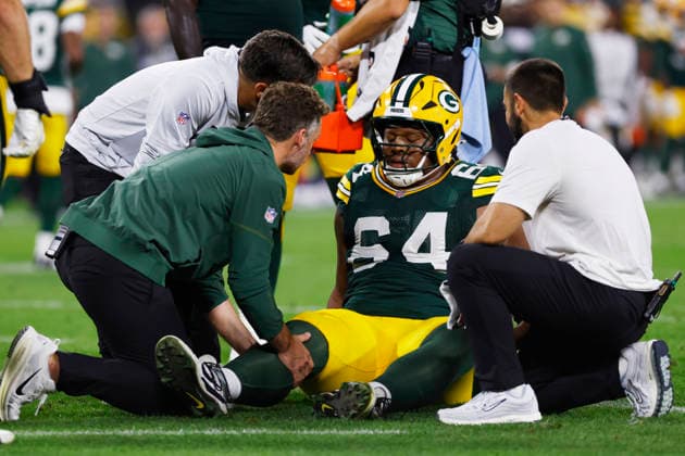 GREEN BAY, WI - AUGUST 28: Green Bay Packers defensive lineman Jonathan Ford (64) is assisted by Green Bay Packers trainers during a preseason game between the Green Bay Packers and the Arizona Cardinals on August 28, 2026 at Lambeau Field, in Green Bay, WI. (Photo by Larry Radloff Icon Sportswire) NFL, American Football Herren, USA AUG 28 Cardinals at Packers EDITORIAL USE ONLY Icon202608284462