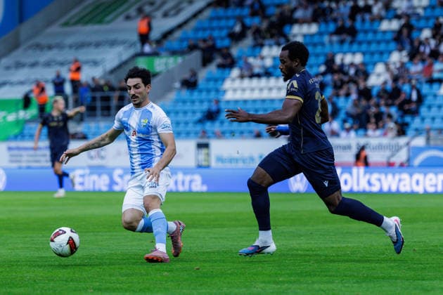 August 28, 2026, GER, Regionalliga Nord Ost, Matchday 3, 2026–2027 Season, Chemnitz, Chemnitzer FC vs. FC Carl Zeiss Jena; Domenico Alberico (Chemnitzer FC 10) in a tackle against Miguel Boog (FC Carl Zeiss Jena 25); Chemnitz Eins Stadium, An der Gellertstraße, Saxony, Germany Copyright: xnordphotoxGmbHx xTrienitzx